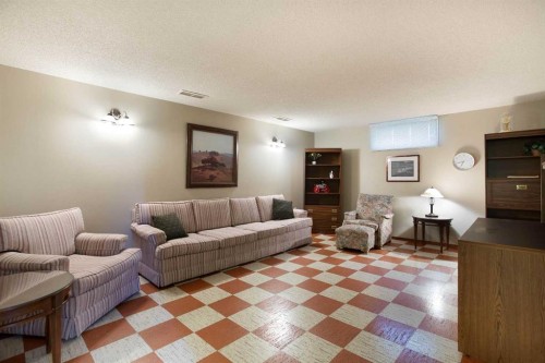 723 Seattle Drive Sw, Calgary, AB - Indoor Photo Showing Living Room
