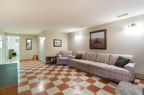 723 Seattle Drive Sw, Calgary, AB - Indoor Photo Showing Living Room