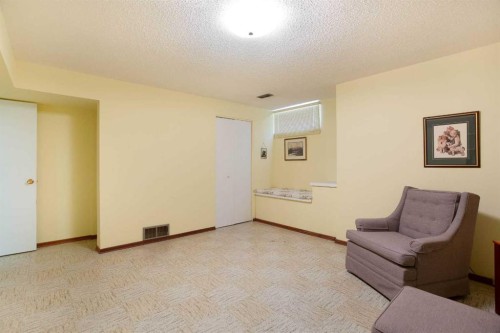 723 Seattle Drive Sw, Calgary, AB - Indoor Photo Showing Other Room