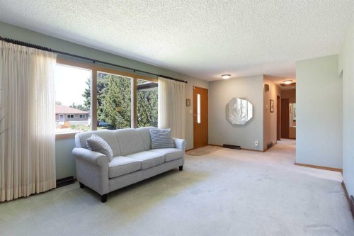 723 Seattle Drive Sw, Calgary, AB - Indoor
