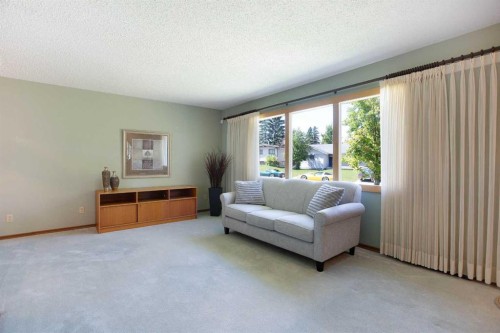 723 Seattle Drive Sw, Calgary, AB - Indoor Photo Showing Living Room