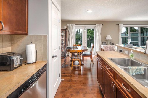 125 Silverado Range Cove Sw, Calgary, AB - Indoor Photo Showing Kitchen With Double Sink