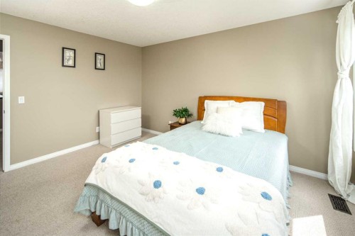 125 Silverado Range Cove Sw, Calgary, AB - Indoor Photo Showing Bedroom