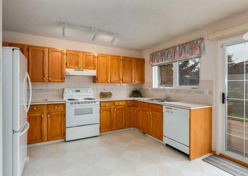 9527 Oakland Way Sw, Calgary, AB - Indoor Photo Showing Kitchen With Double Sink