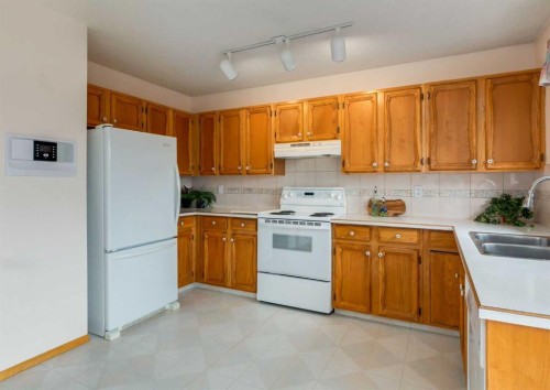 9527 Oakland Way Sw, Calgary, AB - Indoor Photo Showing Kitchen With Double Sink