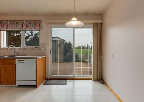 9527 Oakland Way Sw, Calgary, AB - Indoor Photo Showing Kitchen