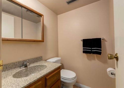 9527 Oakland Way Sw, Calgary, AB - Indoor Photo Showing Bathroom