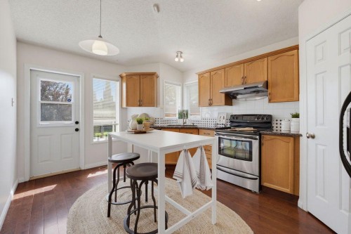 359 Hidden Ranch Place Nw, Calgary, AB - Indoor Photo Showing Kitchen