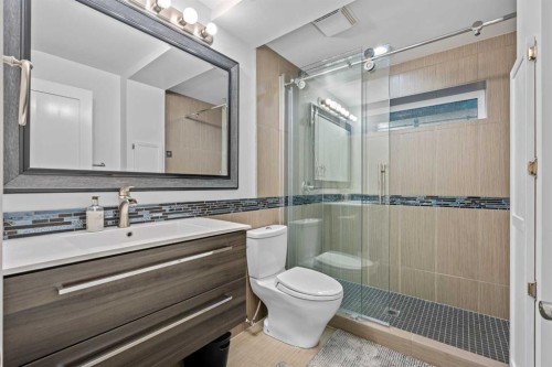3041 1 Street Sw, Calgary, AB - Indoor Photo Showing Bathroom