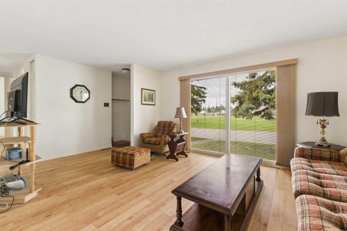 604 Foritana Road Se, Calgary, AB - Indoor Photo Showing Living Room