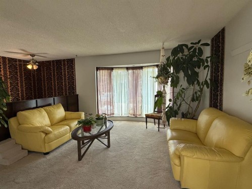 6803 Dalmeny Gate Nw, Calgary, AB - Indoor Photo Showing Living Room