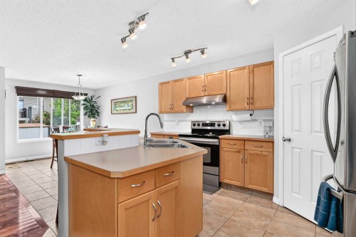 53 Everhollow Park Sw, Calgary, AB - Indoor Photo Showing Kitchen With Double Sink