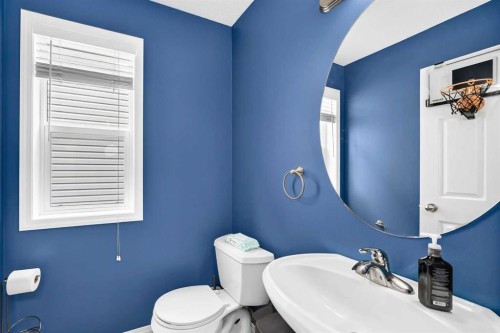 53 Everhollow Park Sw, Calgary, AB - Indoor Photo Showing Bathroom
