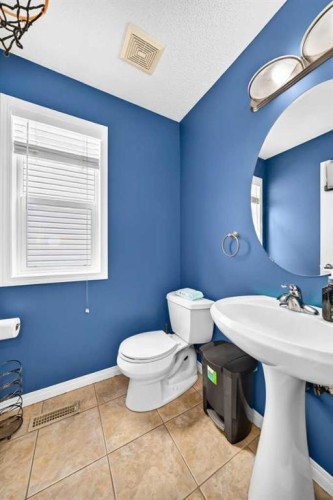 53 Everhollow Park Sw, Calgary, AB - Indoor Photo Showing Bathroom