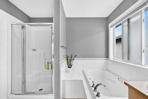 53 Everhollow Park Sw, Calgary, AB - Indoor Photo Showing Bathroom