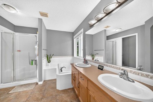 53 Everhollow Park Sw, Calgary, AB - Indoor Photo Showing Bathroom