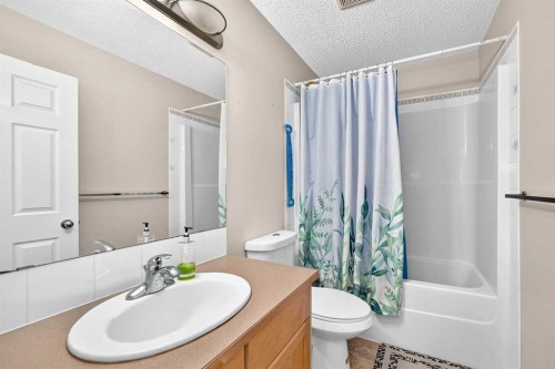 53 Everhollow Park Sw, Calgary, AB - Indoor Photo Showing Bathroom