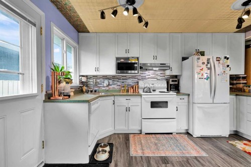 3722 Dover Ridge Drive Se, Calgary, AB - Indoor Photo Showing Kitchen