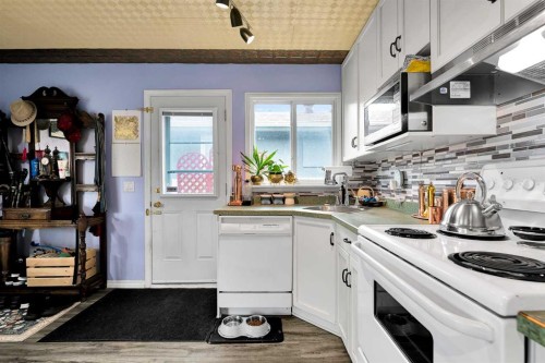 3722 Dover Ridge Drive Se, Calgary, AB - Indoor Photo Showing Kitchen