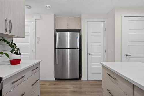 461 Cranbrook Square Se, Calgary, AB - Indoor Photo Showing Kitchen