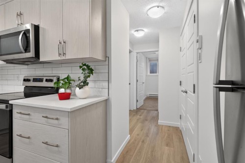 461 Cranbrook Square Se, Calgary, AB - Indoor Photo Showing Kitchen