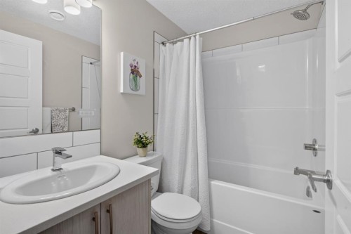 461 Cranbrook Square Se, Calgary, AB - Indoor Photo Showing Bathroom