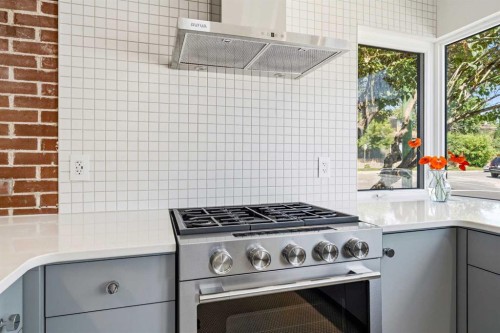 3222 1 Street Ne, Calgary, AB - Indoor Photo Showing Kitchen