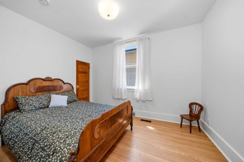 3222 1 Street Ne, Calgary, AB - Indoor Photo Showing Bedroom