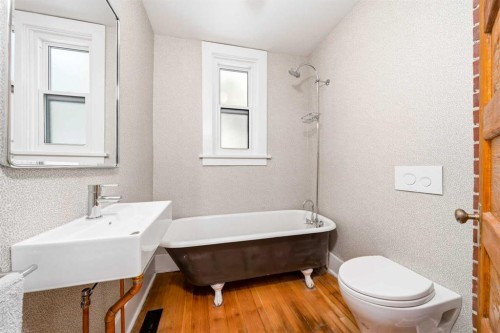 3222 1 Street Ne, Calgary, AB - Indoor Photo Showing Bathroom