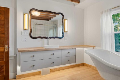 3222 1 Street Ne, Calgary, AB - Indoor Photo Showing Bathroom