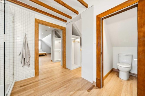3222 1 Street Ne, Calgary, AB - Indoor Photo Showing Bathroom