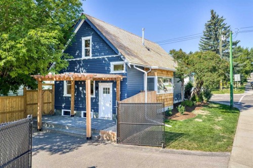 3222 1 Street Ne, Calgary, AB - Outdoor