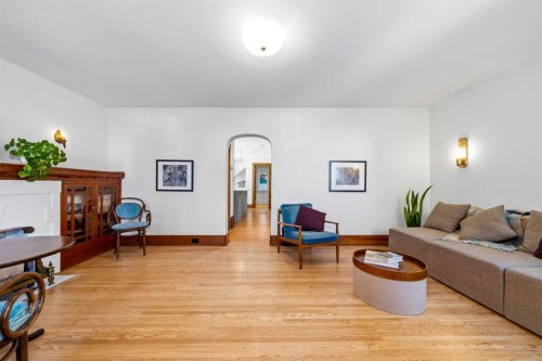 3222 1 Street Ne, Calgary, AB - Indoor Photo Showing Living Room