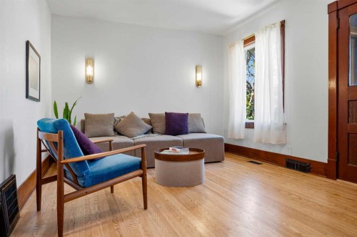 3222 1 Street Ne, Calgary, AB - Indoor Photo Showing Living Room