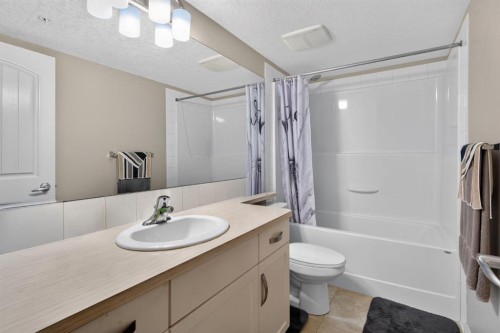 204-406 Cranberry Park Se, Calgary, AB - Indoor Photo Showing Bathroom