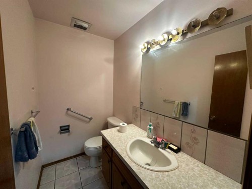 3207 Utah Place Nw, Calgary, AB - Indoor Photo Showing Bathroom