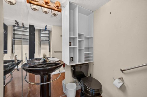 1607-145 Point Drive Nw, Calgary, AB - Indoor Photo Showing Laundry Room