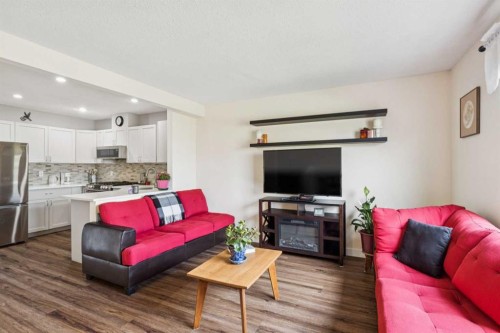 212 Bayside Point Sw, Airdrie, AB - Indoor Photo Showing Living Room