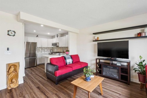 212 Bayside Point Sw, Airdrie, AB - Indoor Photo Showing Living Room