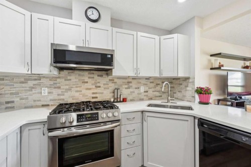 212 Bayside Point Sw, Airdrie, AB - Indoor Photo Showing Kitchen With Upgraded Kitchen