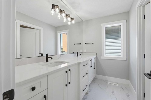 1209 Coopers Drive Sw, Airdrie, AB - Indoor Photo Showing Bathroom