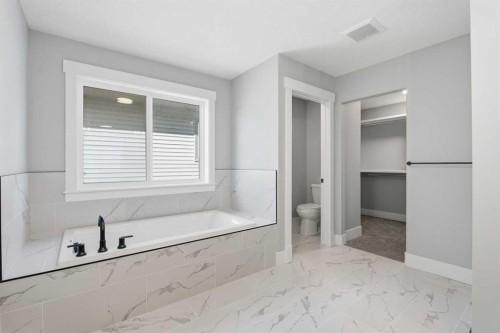 1209 Coopers Drive Sw, Airdrie, AB - Indoor Photo Showing Bathroom