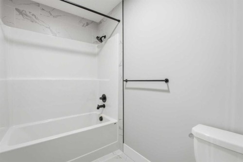 1209 Coopers Drive Sw, Airdrie, AB - Indoor Photo Showing Bathroom
