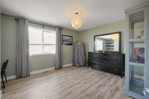 117 Marina Bay, Chestermere, AB - Indoor Photo Showing Bedroom