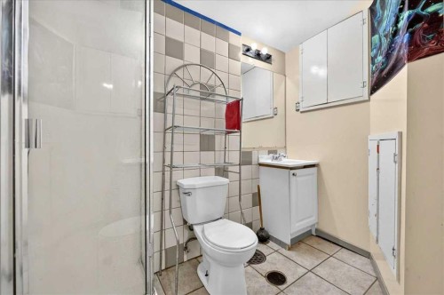 219 Penworth Drive Se, Calgary, AB - Indoor Photo Showing Bathroom