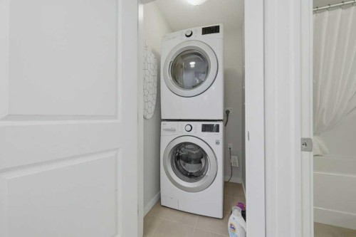 86 Marquis Common Se, Calgary, AB - Indoor Photo Showing Laundry Room