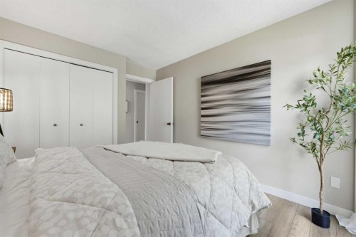 122-860 Midridge Drive Se, Calgary, AB - Indoor Photo Showing Bedroom