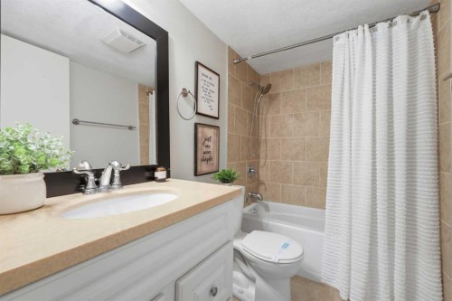 122-860 Midridge Drive Se, Calgary, AB - Indoor Photo Showing Bathroom