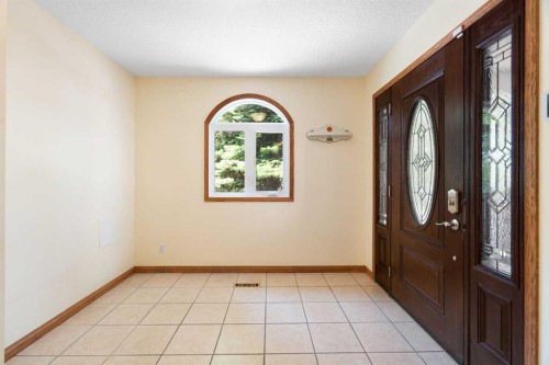 2712 Conrad Drive Nw, Calgary, AB - Indoor Photo Showing Other Room