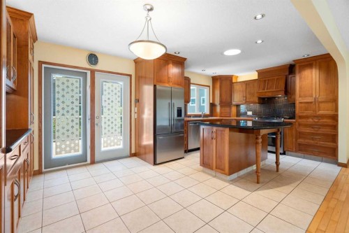 2712 Conrad Drive Nw, Calgary, AB - Indoor Photo Showing Kitchen